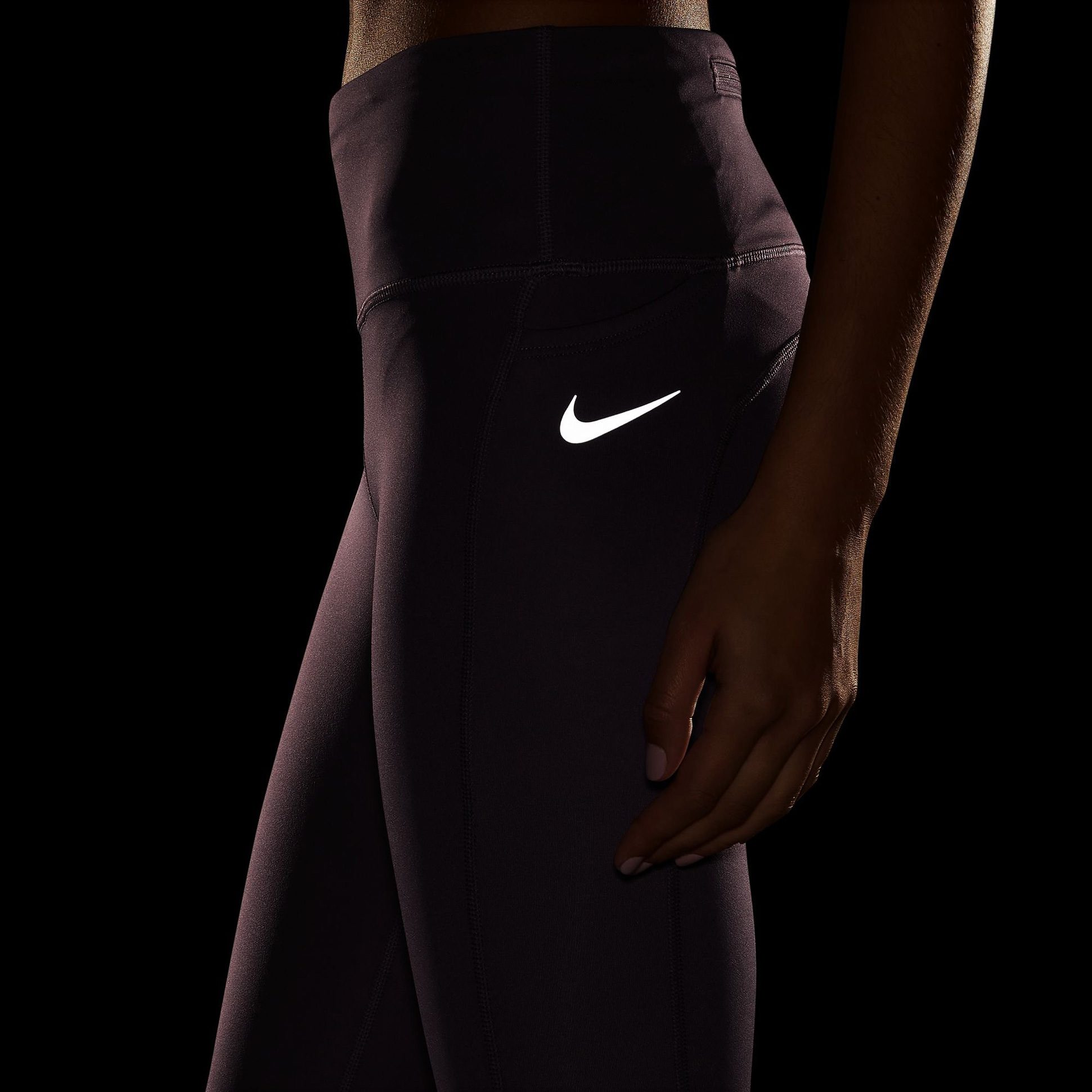 Nike Pro Leggings mit mittelhohem Bund und Mesh-Einsatz für Damen. Nike DE